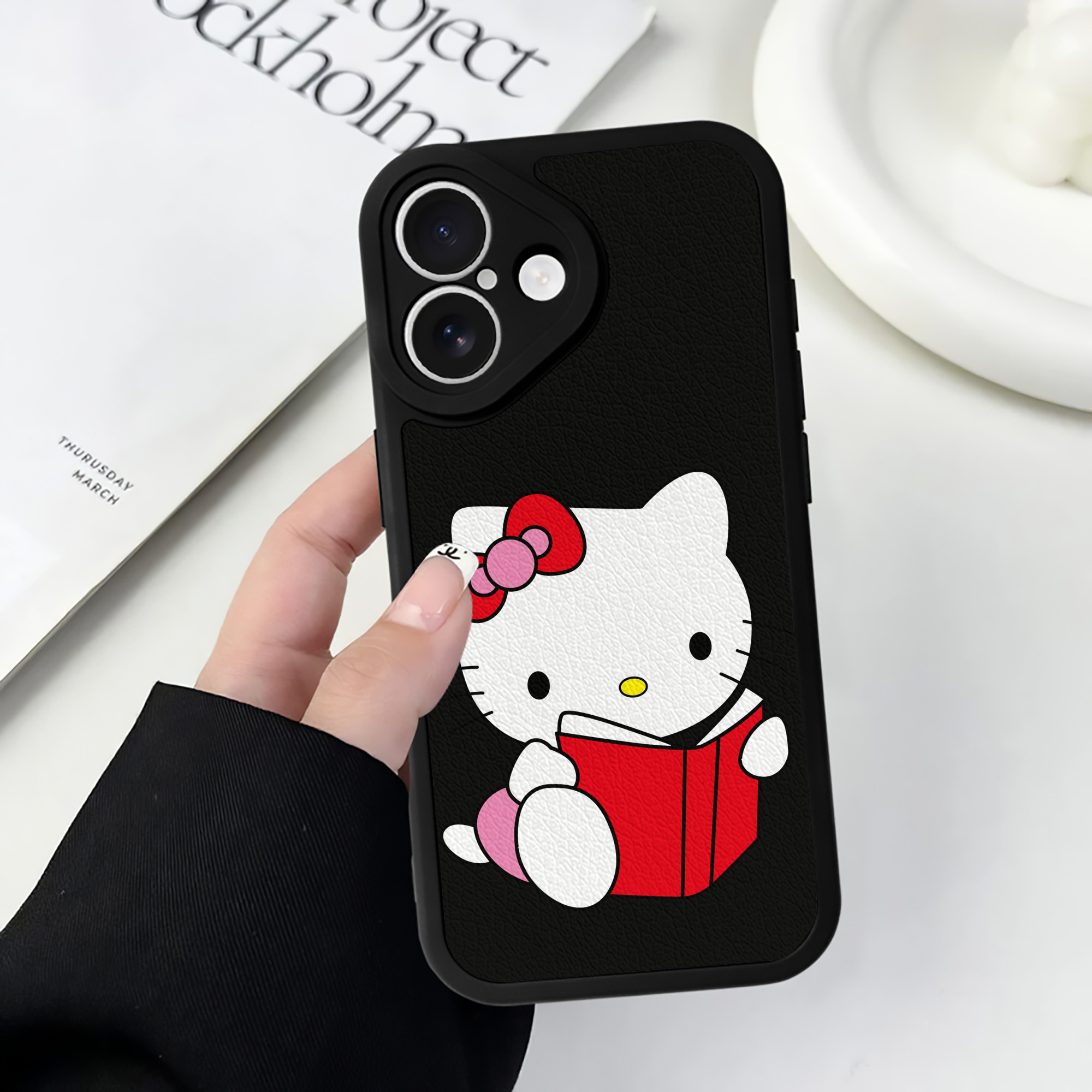 （画像用） Hello Kitty ハローキティ 【iPhone 16シリーズ対応】シリコンスマホケース（レザー調） 材質：シリコン